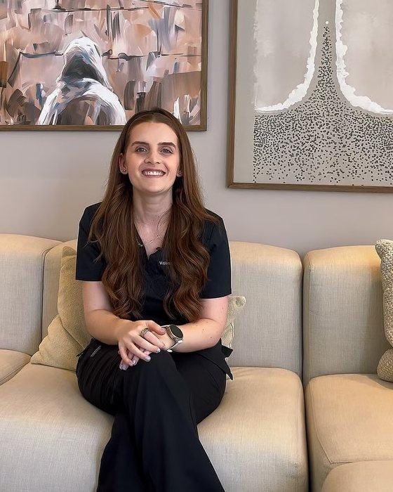 La Dra. Valerie sentada en el sofá de su consultorio